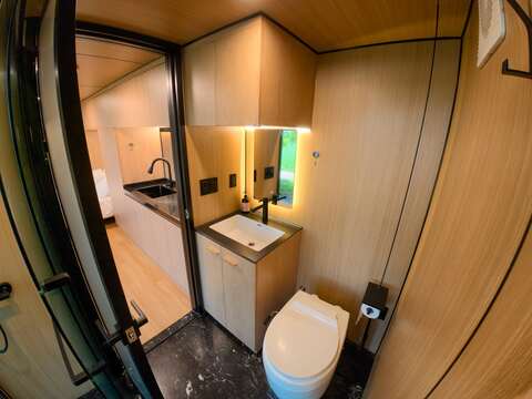 Full mirror stainless steel exterior of prefab cabin